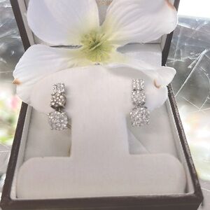 14 Kt w/g Round Clustered earrings  .91 Ct round brilliant natural Diamonds